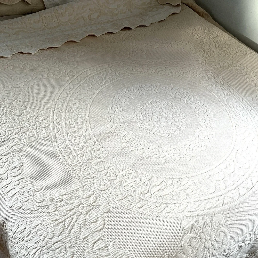Domestications Jacquard Coverlet 2 Shams Medallion Center Scalloped Portugal